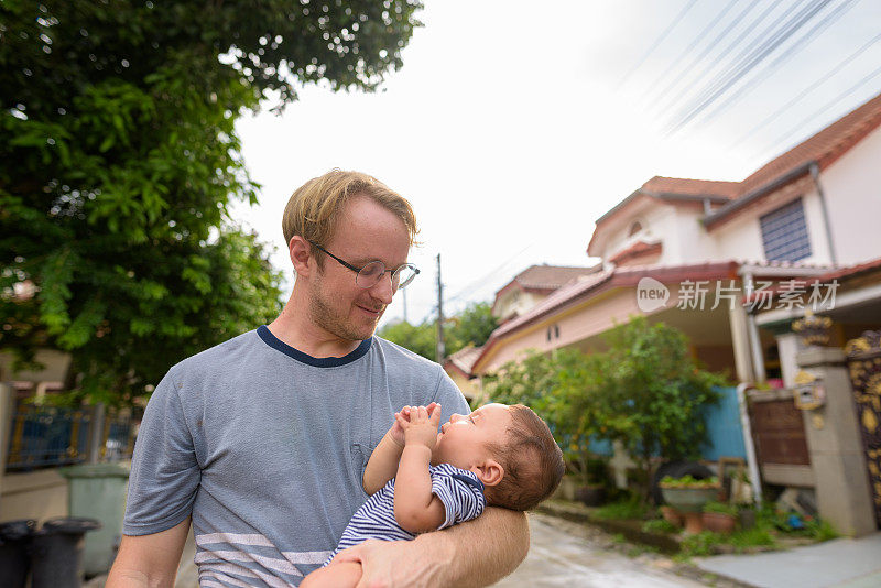 父亲和婴儿在户外的亲密关系