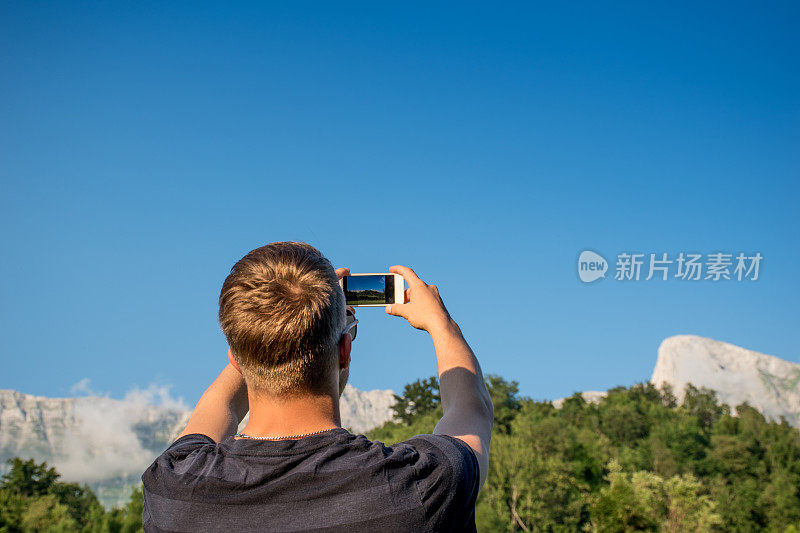 一个年轻人在斯洛文尼亚阿尔卑斯山拍摄克朗山