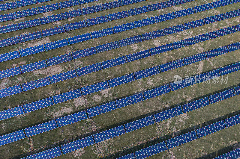 鸟瞰图的领域的太阳能电池板