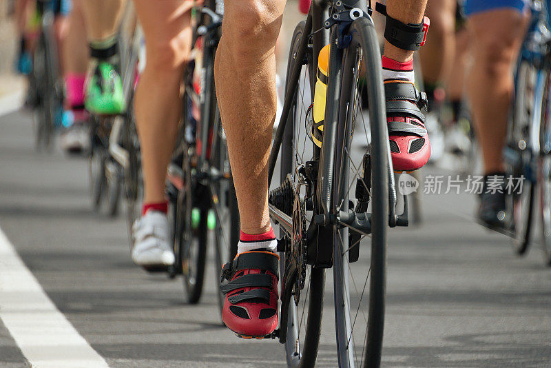 自行车比赛，自行车运动员骑自行车比赛