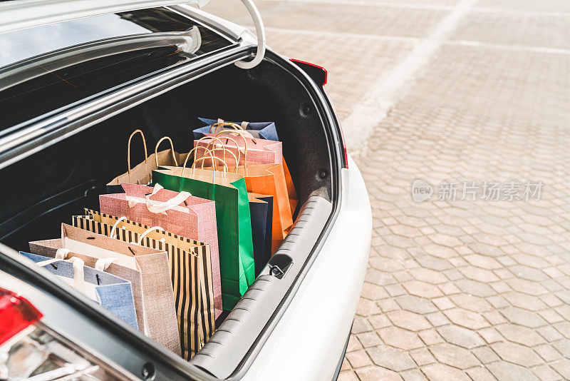 汽车后备箱有购物袋，有复印空间。现代购物生活方式，富有人们或休闲活动的理念
