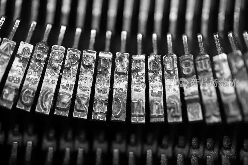 一台旧打字机的不同小金属元件