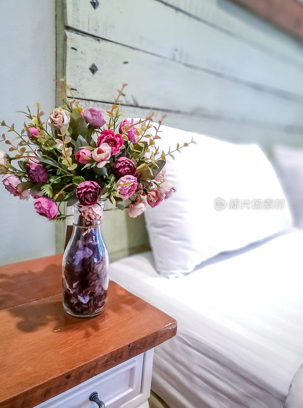 现代乡村居室餐桌上的人造花装饰花瓶