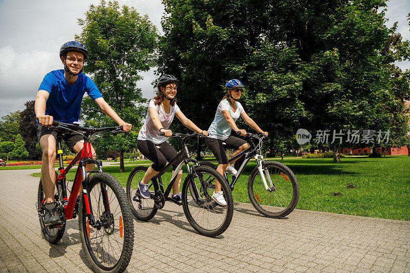 城市自行车——三个人在城市里骑自行车
