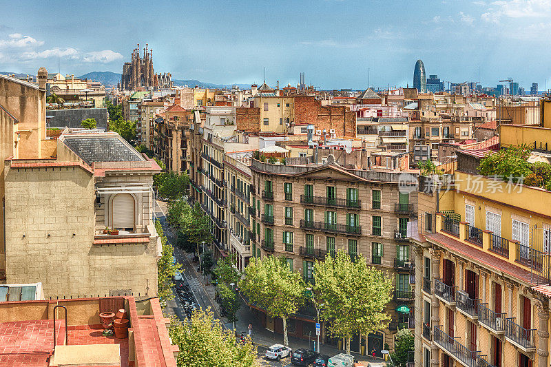 俯瞰西班牙加泰罗尼亚巴塞罗那市中心屋顶的鸟瞰图