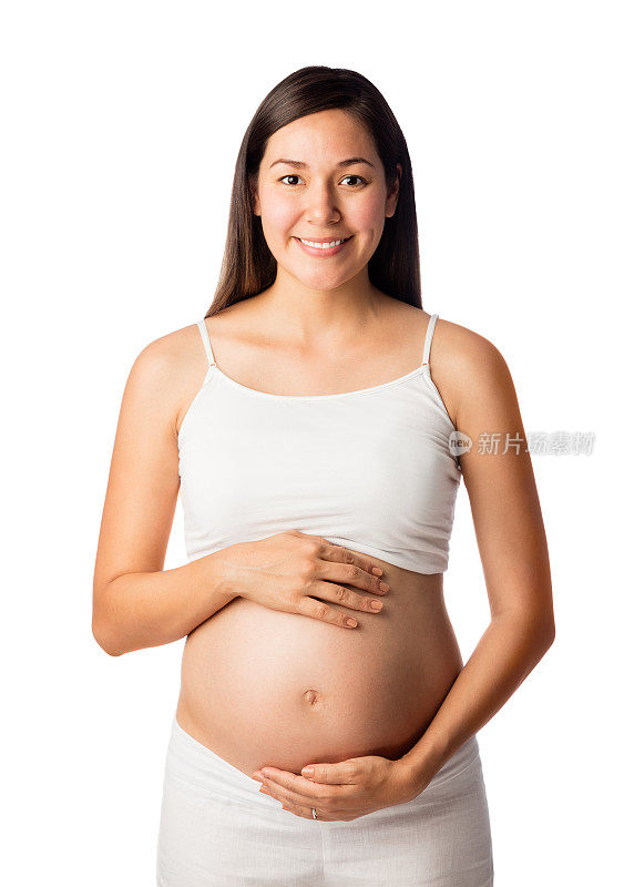 快乐的孕妇抱着肚子，对着镜头微笑