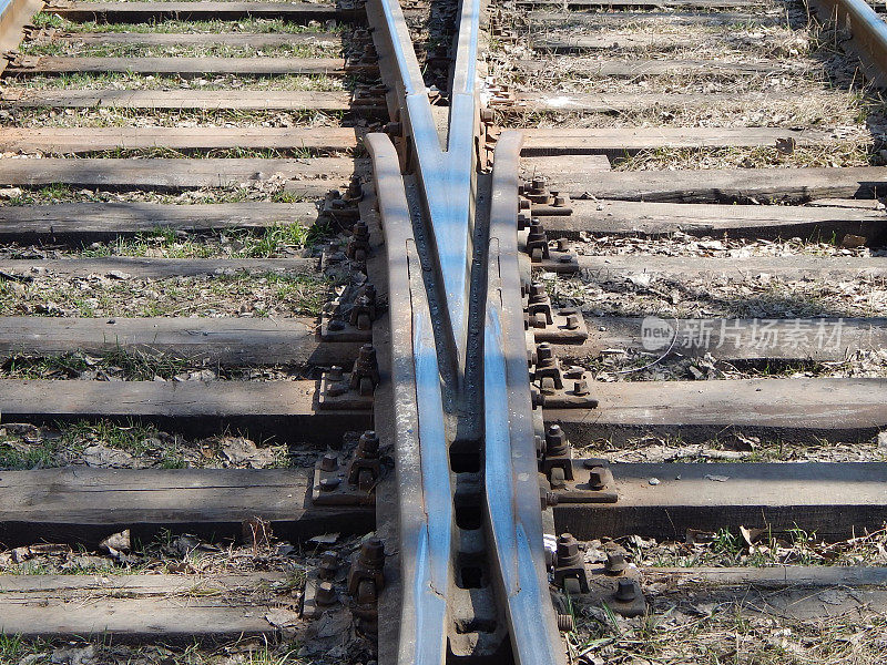 铁路轨道。开关和蛙形-用于将车辆从一条轨道引到另一条轨道的开关和蛙形装置。跨越铁路轨道。铁路点。铁路道岔翻译。