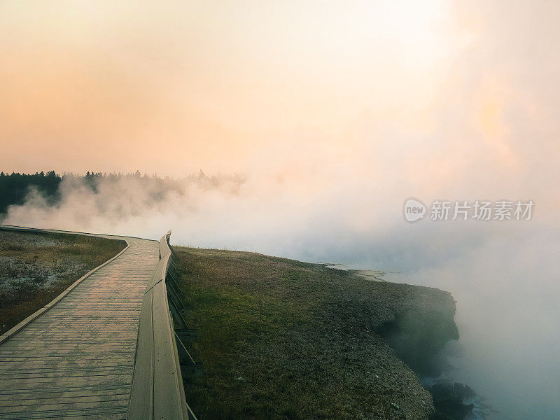 粉色日出，火山温泉，蒸汽，黄石国家公园，怀俄明州