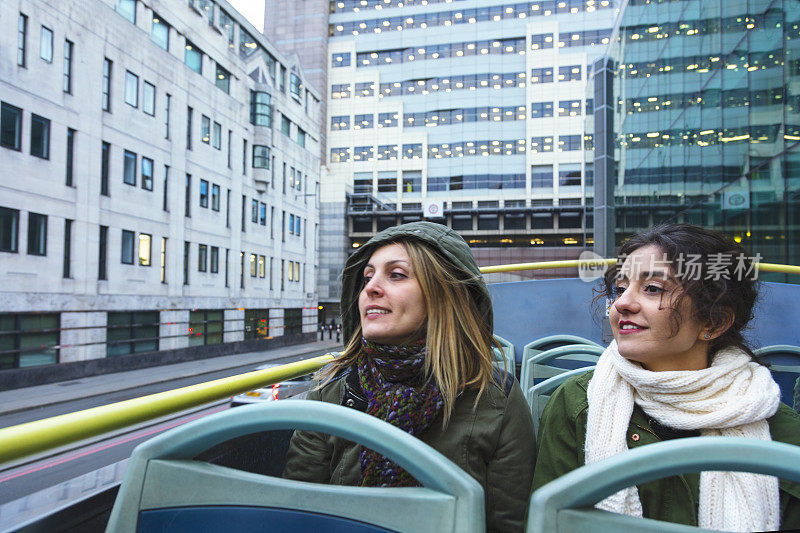 游客朋友在伦敦乘坐巴士观光