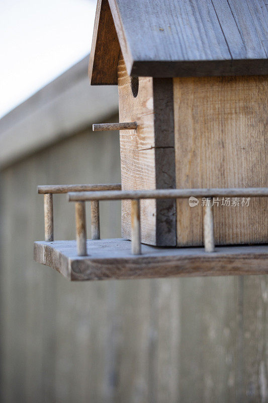 带甲板的木制鸟屋