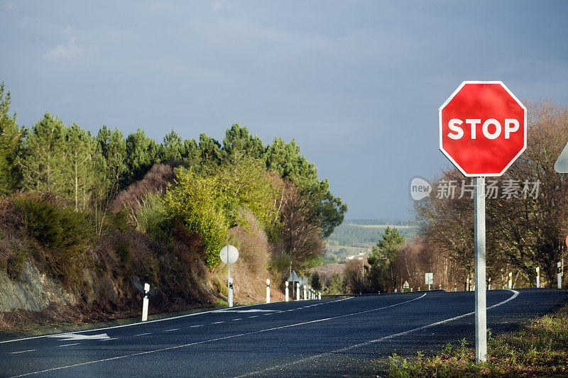 乡村道路上的停车标志。