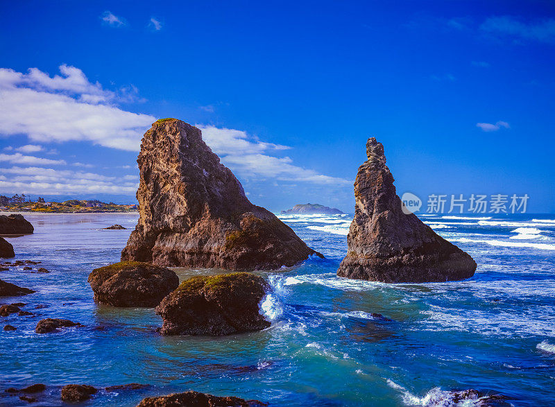 春天，俄勒冈州班登海滩的岩石海岸