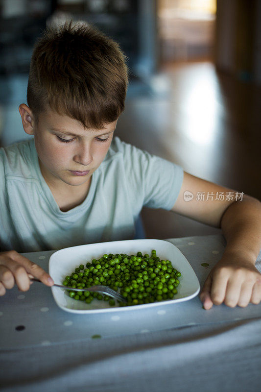 小男孩不喜欢他的晚餐