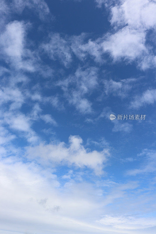 蓝色的天空中，蓬松、缕缕的白色积云