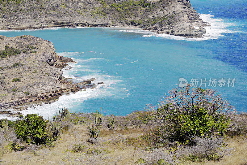 海浪袭击安提瓜多岩石的海岸线