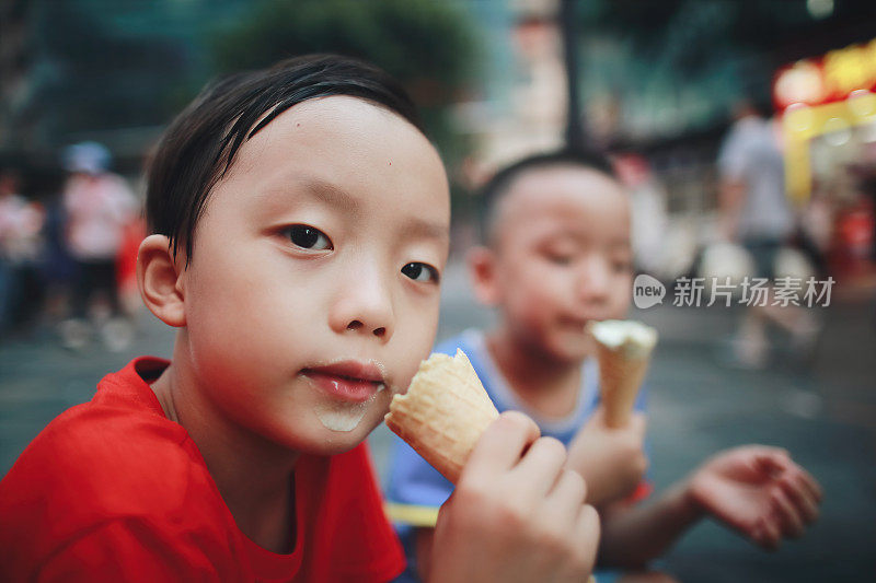 胡同里可爱的亚洲小孩