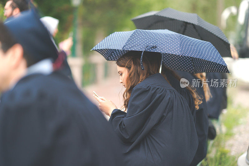 在雨中打着伞发短信