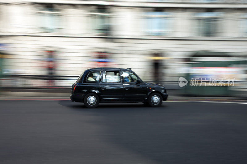 伦敦传统的黑色出租车超速行驶