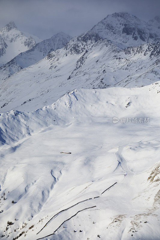 山顶的高山景观。意大利阿尔卑斯山滑雪场。航道Tonale。意大利、欧洲。