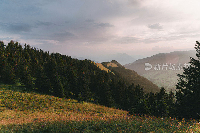 风景优美的山脉山脊在瑞士阿尔卑斯山