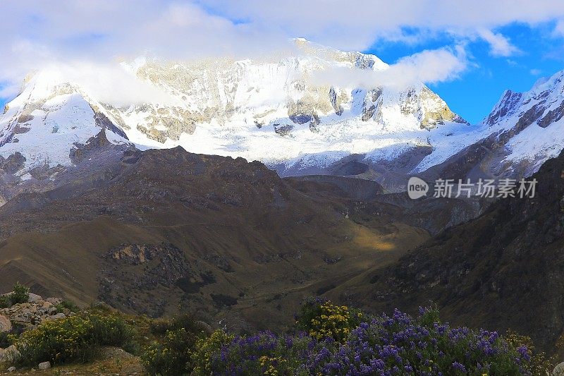 布兰卡山脉:秘鲁安第斯山脉的华斯卡兰雪山