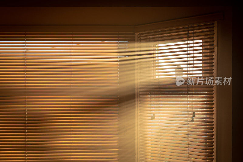 阳光透过百叶窗照进烟雾弥漫的房间