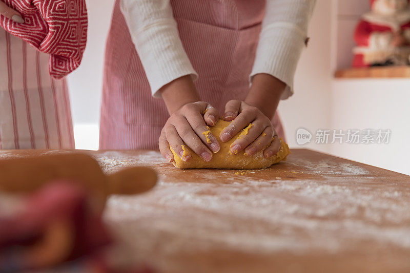 女孩在揉藏红花面团