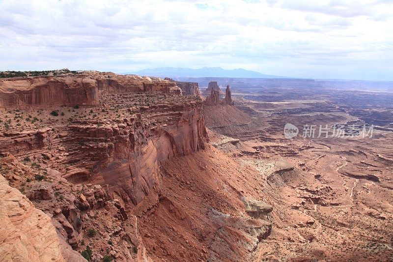 在犹他州峡谷地国家公园的天空地面上的梅萨拱门