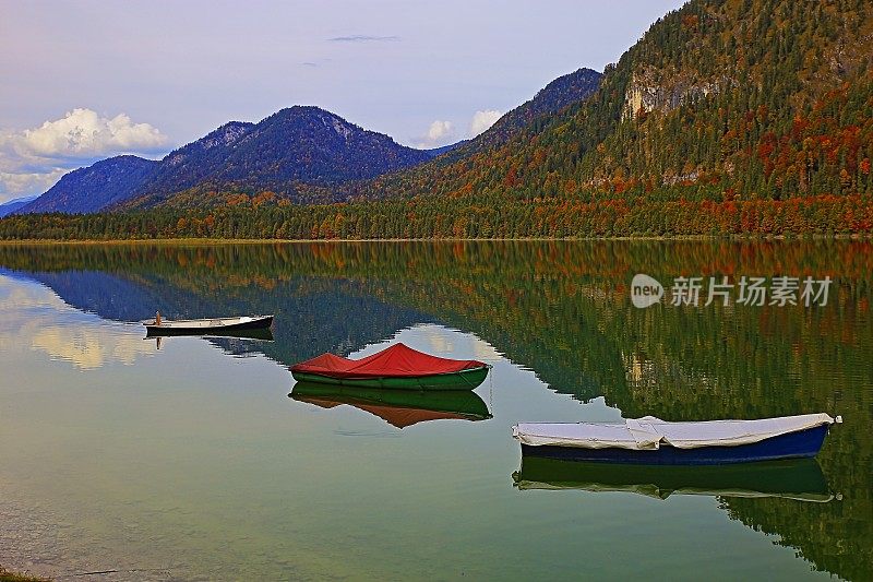 在秋季的Sylvensteinsee湖和阿尔卑斯风景上的船只-德国巴伐利亚阿尔卑斯