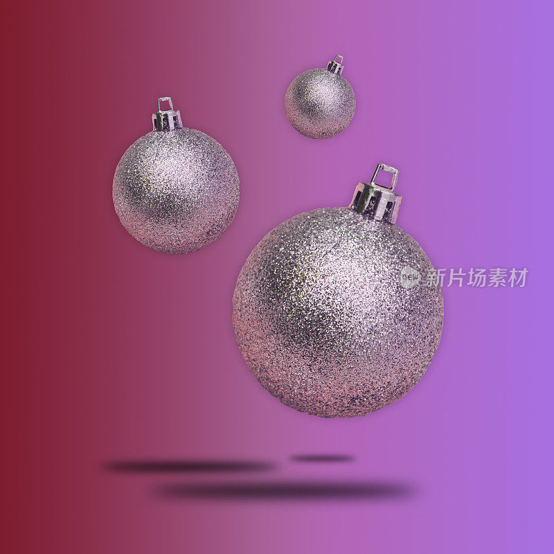 圣诞树的装饰球在空中有阴影。