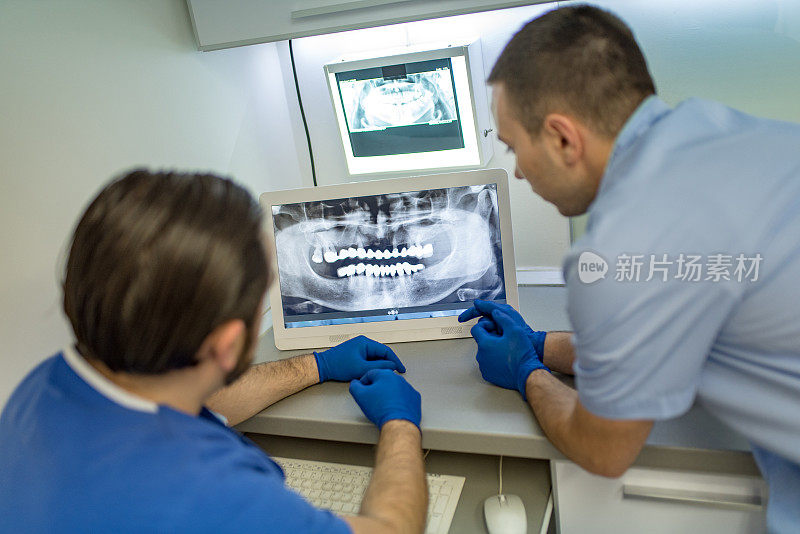 牙医分析x射线扫描