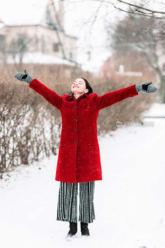 穿红衣服的女人在雪地里跳舞