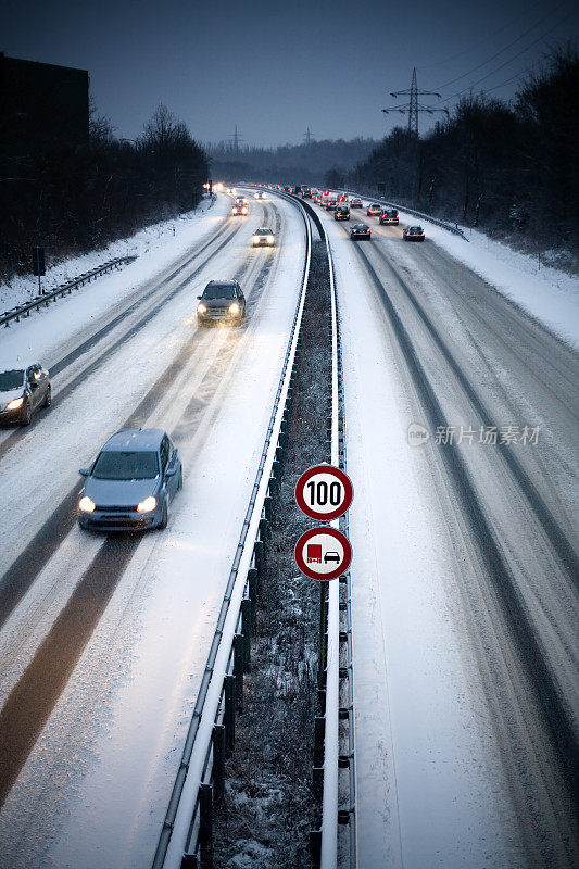 19、黄昏时分白雪覆盖的高速公路，限速标志