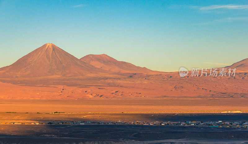 阿塔卡马沙漠里的利坎卡武尔火山被最后一缕阳光照亮。