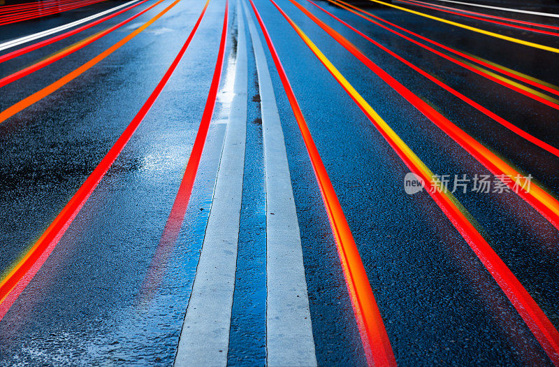 雨淋湿了柏油路，箭矢和运动模糊了汽车