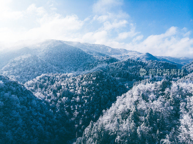 空中的山上覆盖着积雪