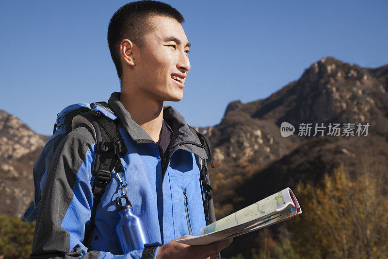 中国男子在看乡村景观地图