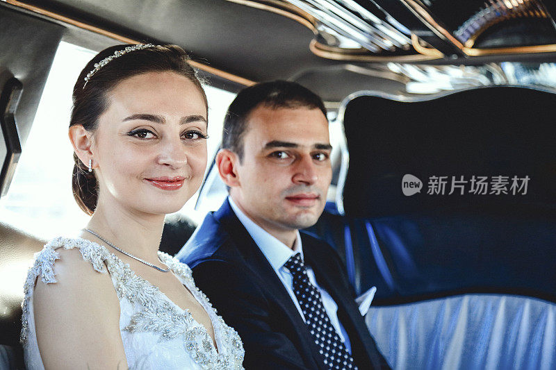 婚礼当天，新婚夫妇坐在豪华轿车里