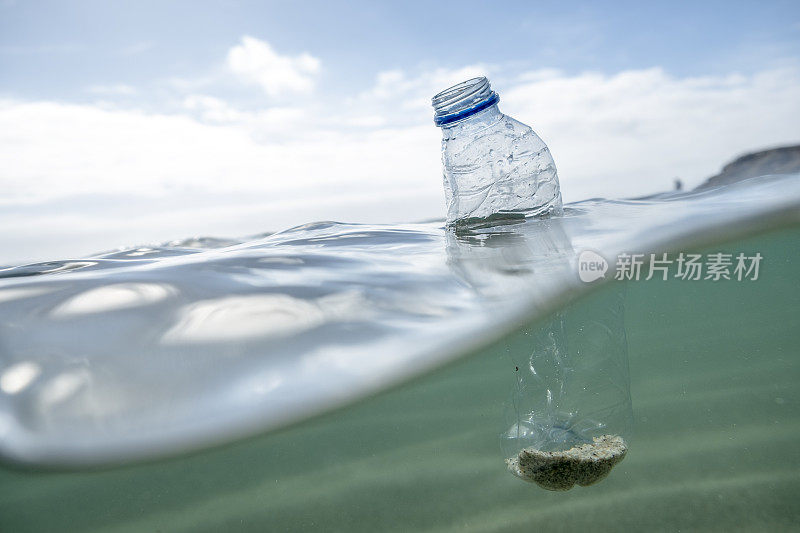 用过的塑料水瓶漂浮在海面上。