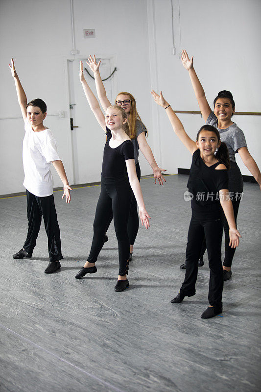 多元青年学生在演播室练习音乐剧舞蹈