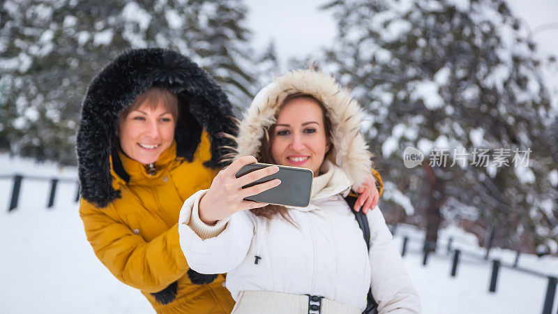 女人在雪地上自拍