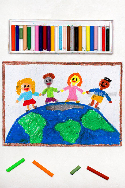 色彩斑斓:国际儿童世界。孩子们站在地球上