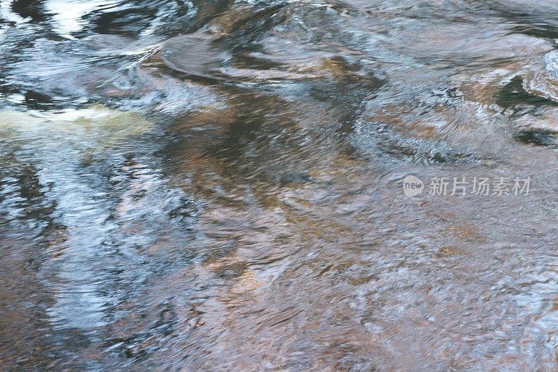 在冬天关闭河流的流水