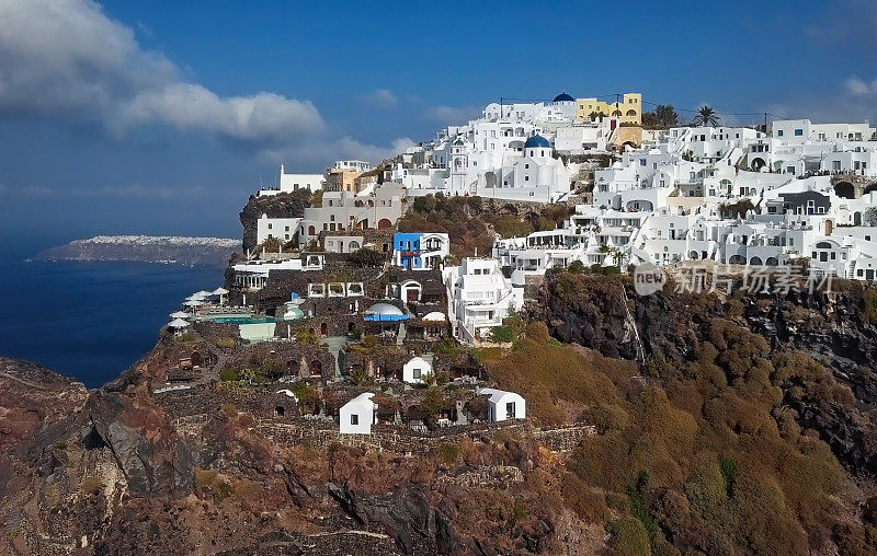 希腊圣托里尼岛伊梅罗维格利斯卡洛斯岩石和白色别墅的空中全景图