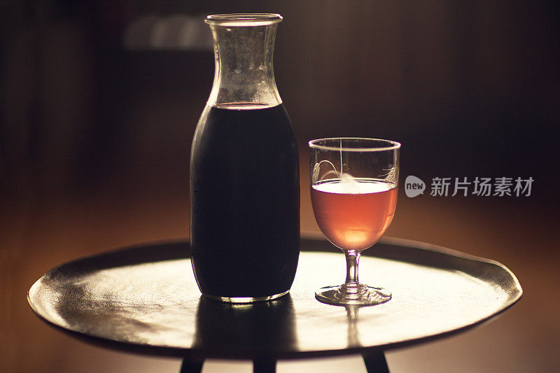 玻璃水瓶和葡萄酒杯