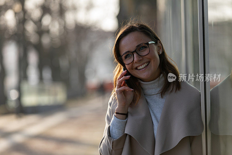 在公园里学习的女孩