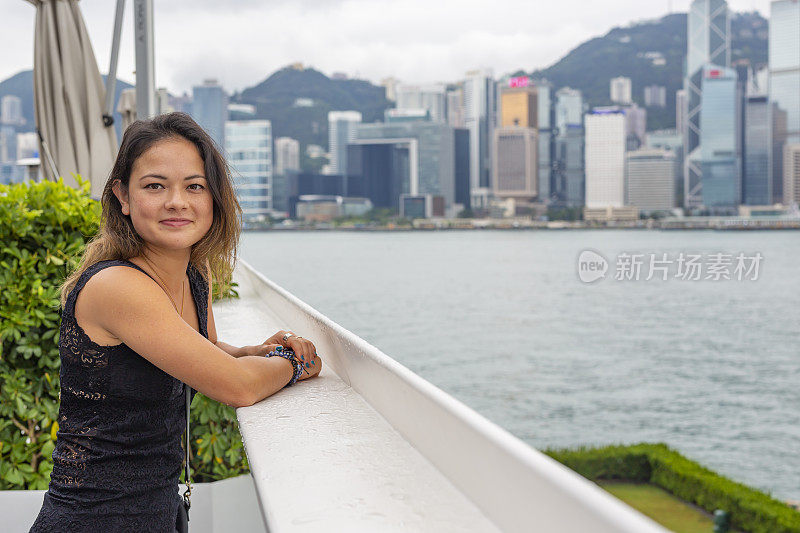 年轻女子欣赏香港天际线