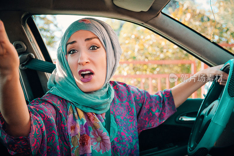 穆斯林妇女一边开车一边大喊大叫