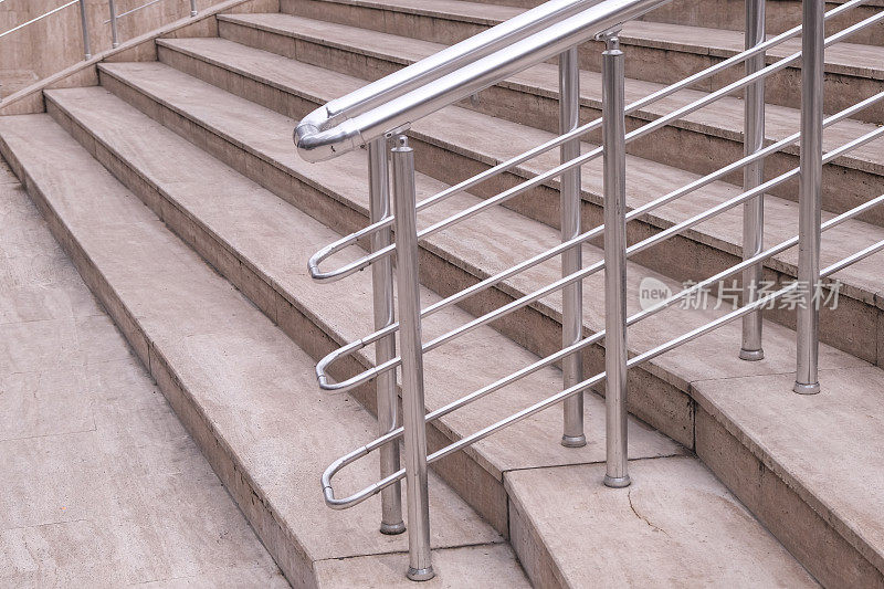 铝楼梯扶手和连接件的观点