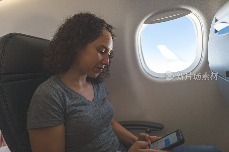 飞机上的乘客用手机发短信